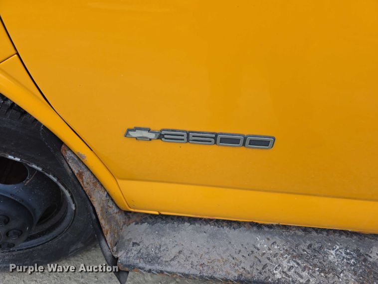 image for item FI0611 2002 Chevrolet Express G3500 school bus