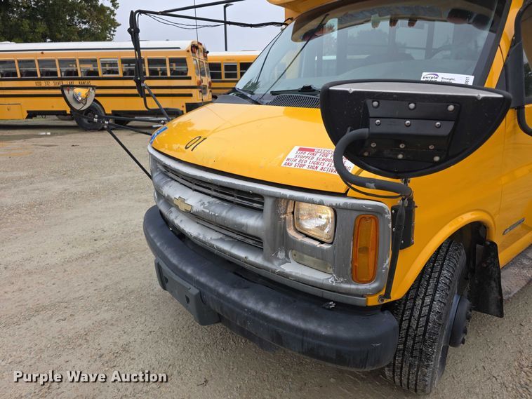 image for item FI0611 2002 Chevrolet Express G3500 school bus