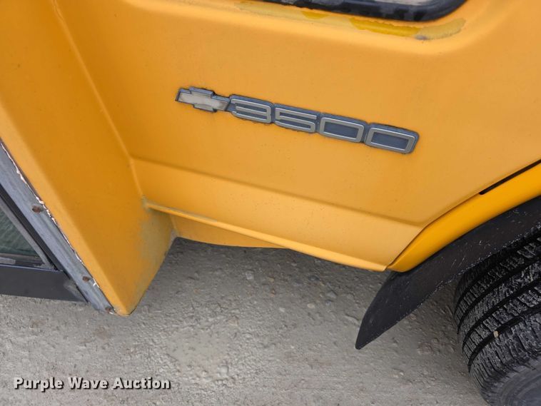 image for item FI0611 2002 Chevrolet Express G3500 school bus