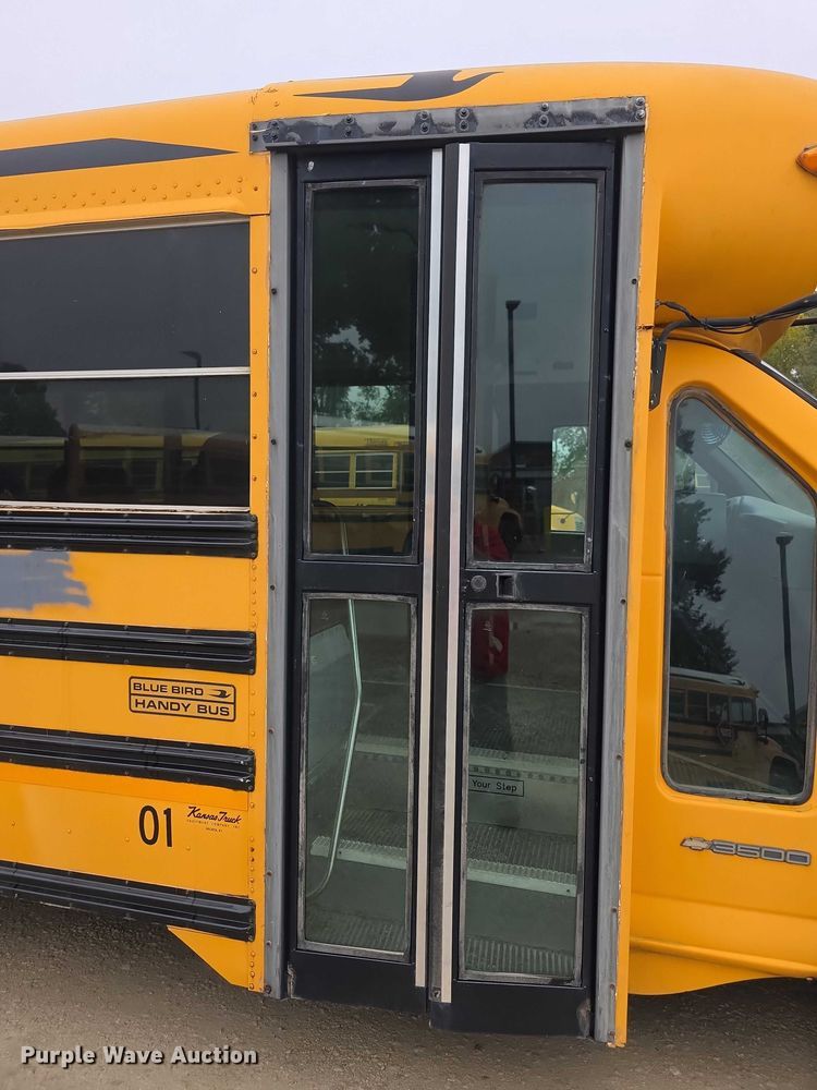 image for item FI0611 2002 Chevrolet Express G3500 school bus