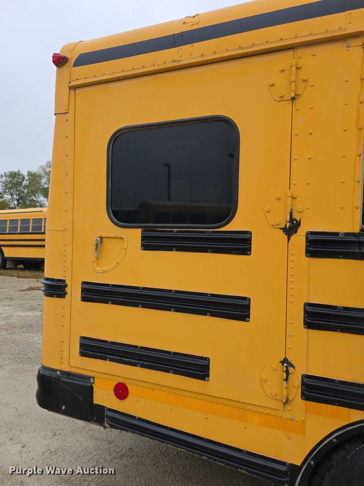 image for item FI0611 2002 Chevrolet Express G3500 school bus