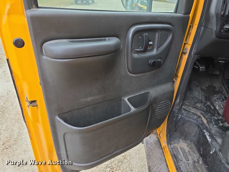 image for item FI0611 2002 Chevrolet Express G3500 school bus