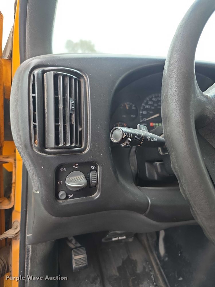 image for item FI0611 2002 Chevrolet Express G3500 school bus