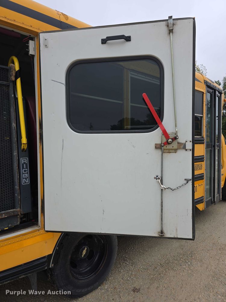 image for item FI0611 2002 Chevrolet Express G3500 school bus