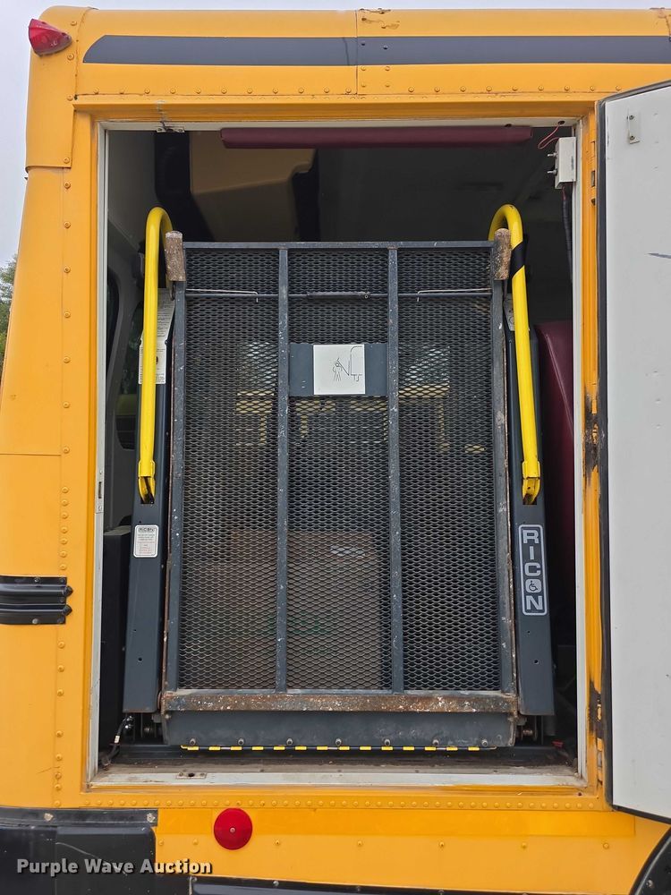 image for item FI0611 2002 Chevrolet Express G3500 school bus