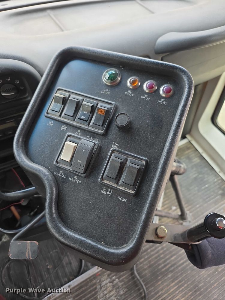 image for item FI0611 2002 Chevrolet Express G3500 school bus