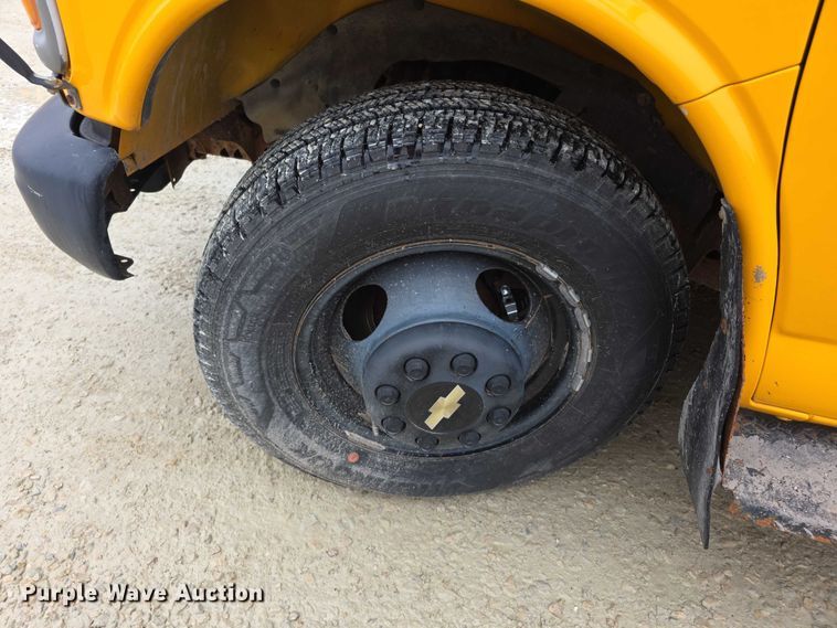 image for item FI0611 2002 Chevrolet Express G3500 school bus