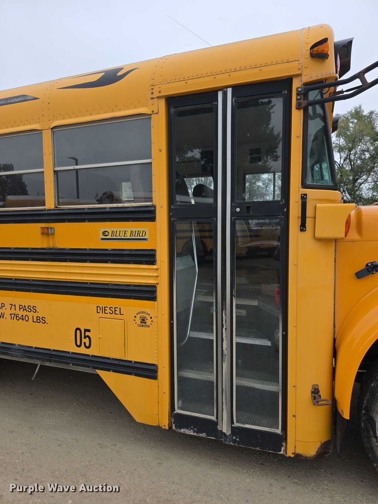 image for item FI0612 2003 International 3800 school bus