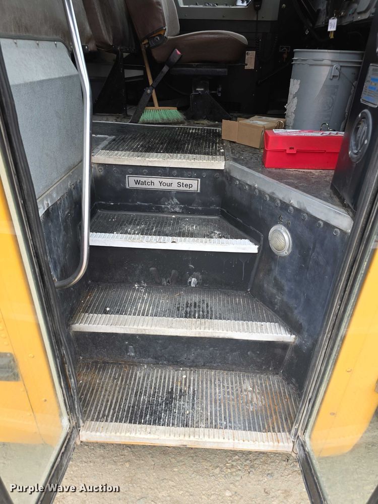 image for item FI0612 2003 International 3800 school bus