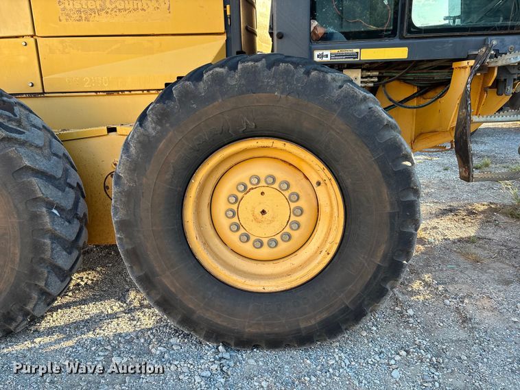 image for item IE9238 2009 John Deere 670G motor grader