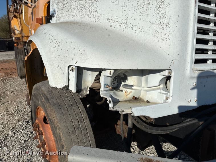 image for item IE9239 1996 International 4700 dump truck
