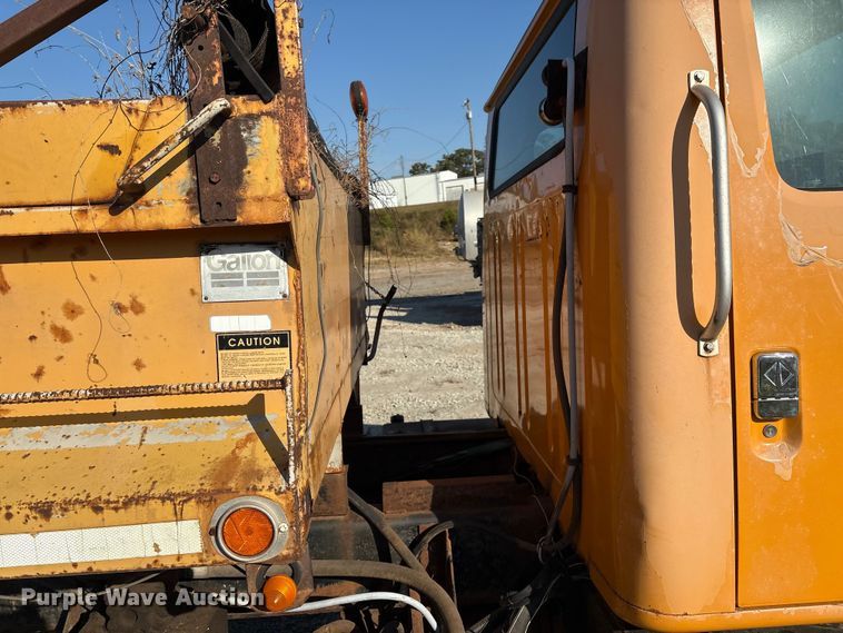 image for item IE9239 1996 International 4700 dump truck