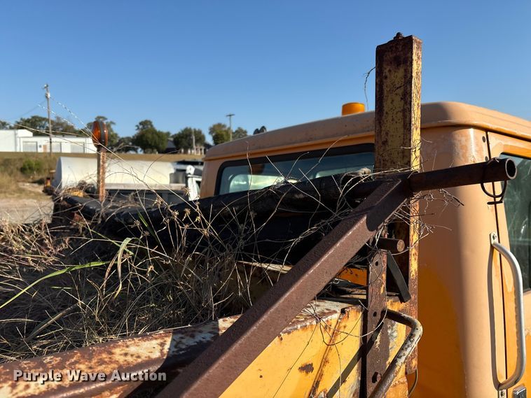 image for item IE9239 1996 International 4700 dump truck