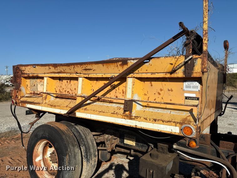 image for item IE9239 1996 International 4700 dump truck