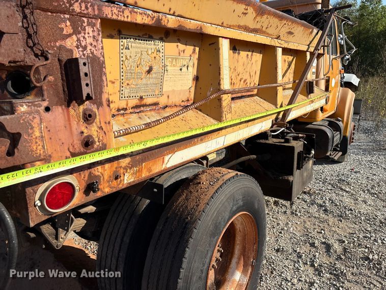 image for item IE9239 1996 International 4700 dump truck