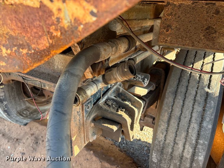 image for item IE9239 1996 International 4700 dump truck