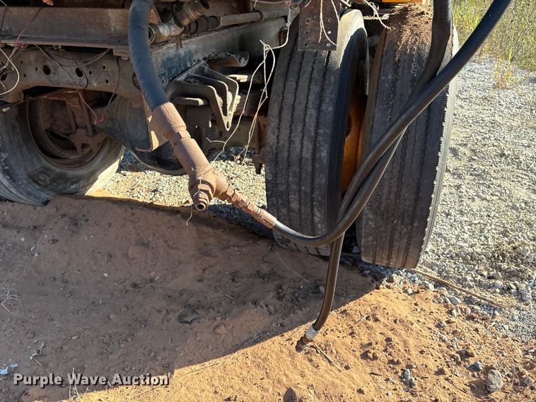 image for item IE9239 1996 International 4700 dump truck