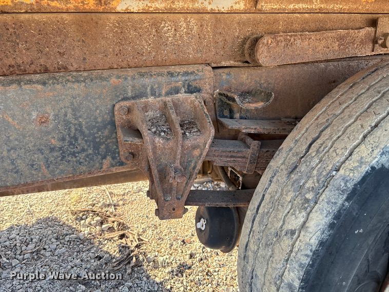 image for item IE9239 1996 International 4700 dump truck