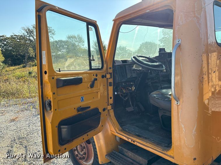 image for item IE9239 1996 International 4700 dump truck