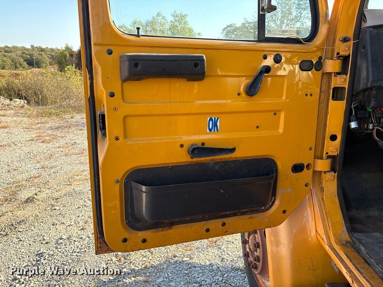 image for item IE9239 1996 International 4700 dump truck