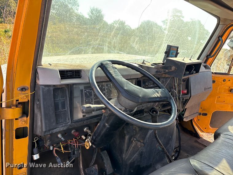 image for item IE9239 1996 International 4700 dump truck