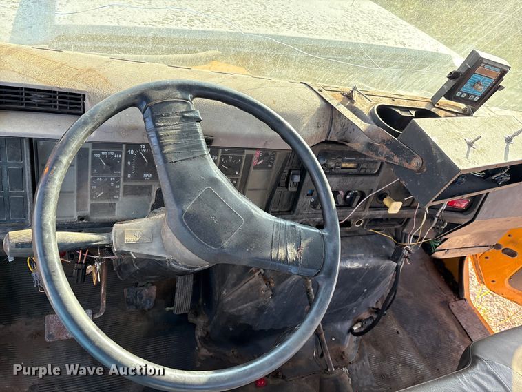 image for item IE9239 1996 International 4700 dump truck