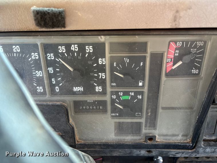 image for item IE9239 1996 International 4700 dump truck