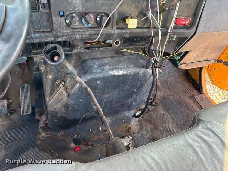 image for item IE9239 1996 International 4700 dump truck