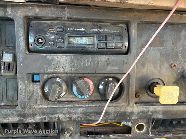 image for item IE9239 1996 International 4700 dump truck