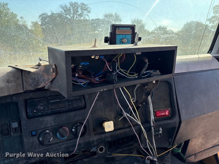 image for item IE9239 1996 International 4700 dump truck