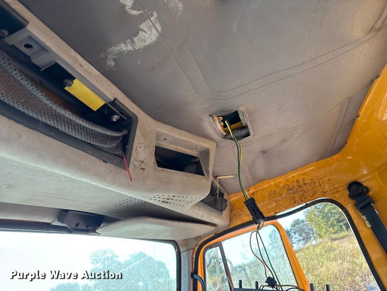 image for item IE9239 1996 International 4700 dump truck