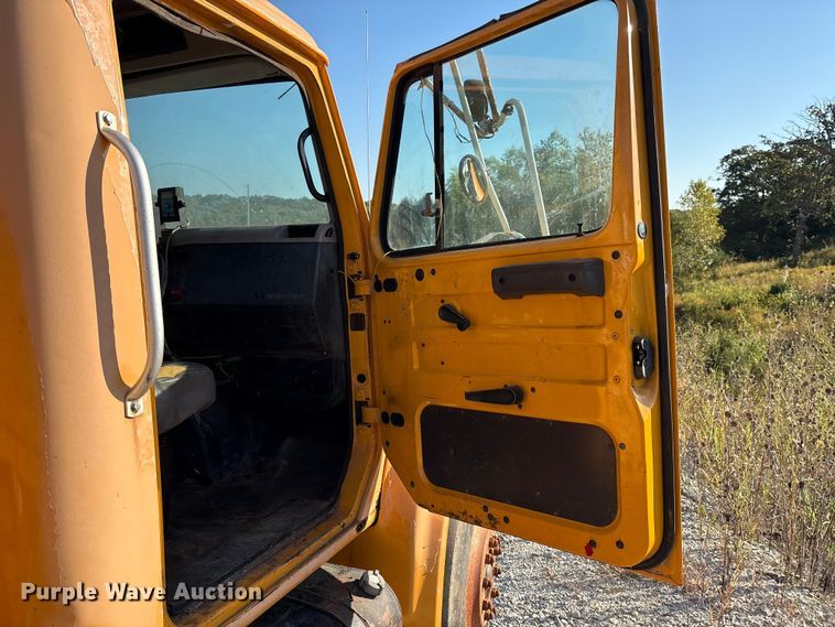 image for item IE9239 1996 International 4700 dump truck