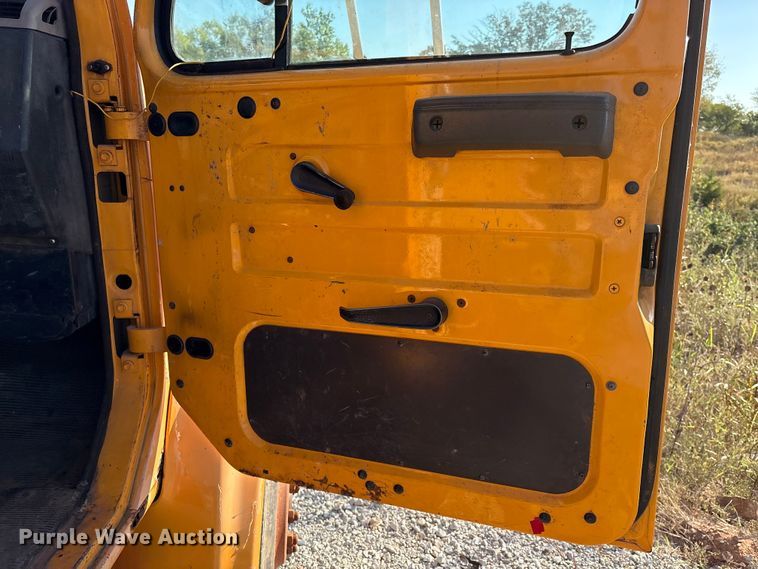 image for item IE9239 1996 International 4700 dump truck