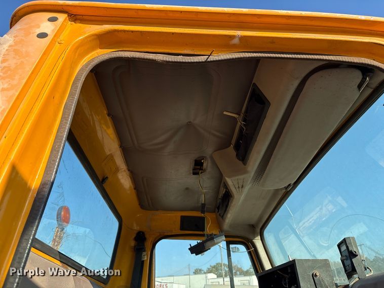 image for item IE9239 1996 International 4700 dump truck
