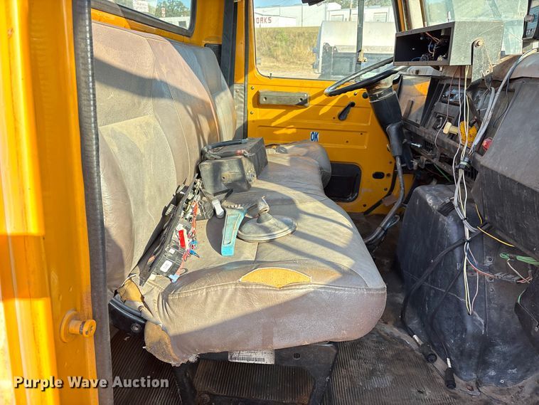 image for item IE9239 1996 International 4700 dump truck