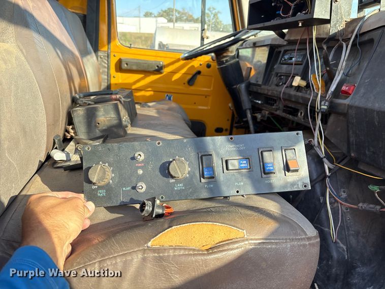 image for item IE9239 1996 International 4700 dump truck