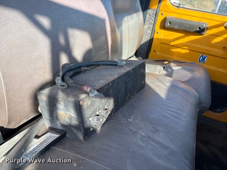 image for item IE9239 1996 International 4700 dump truck