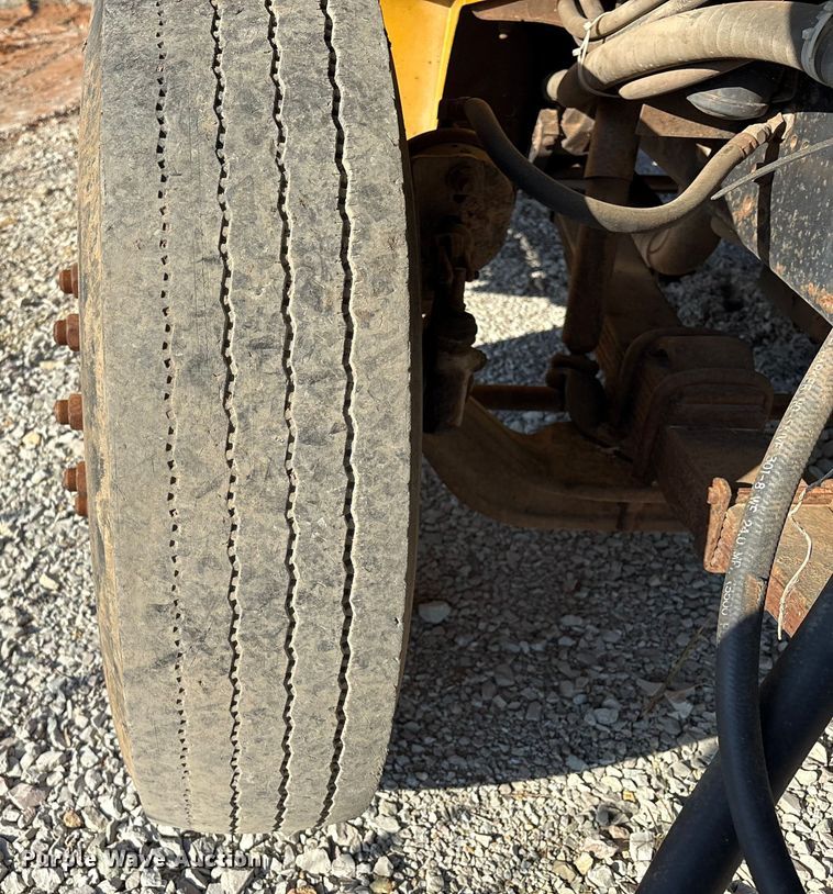 image for item IE9239 1996 International 4700 dump truck