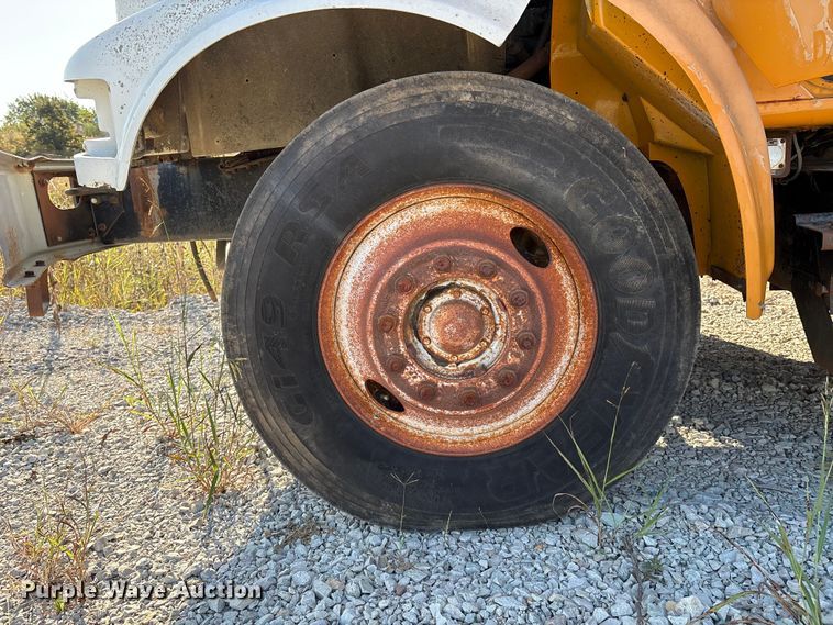 image for item IE9239 1996 International 4700 dump truck