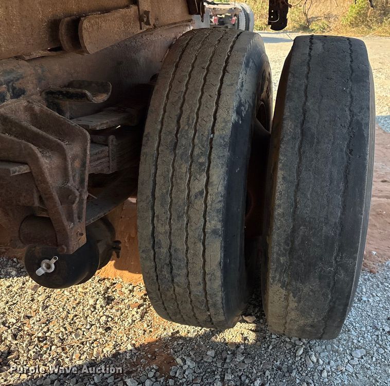 image for item IE9239 1996 International 4700 dump truck