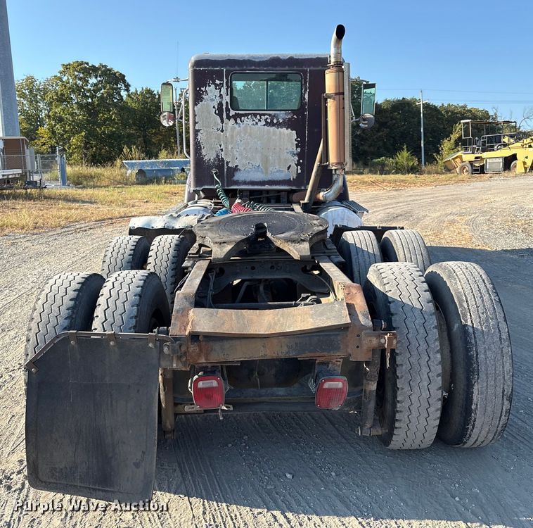 image for item IE9240 1997 International 9200 semi truck