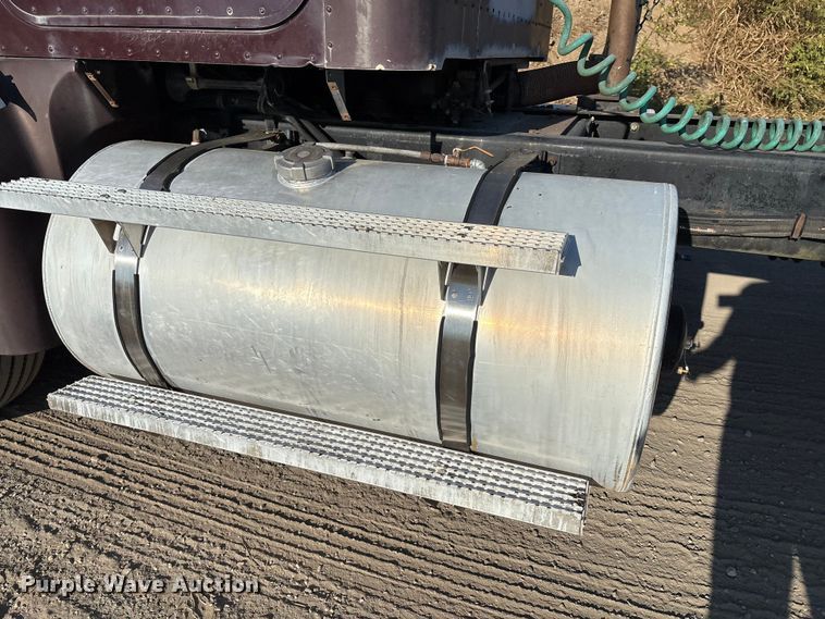 image for item IE9240 1997 International 9200 semi truck