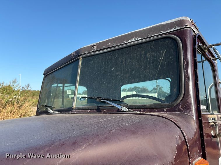 image for item IE9240 1997 International 9200 semi truck