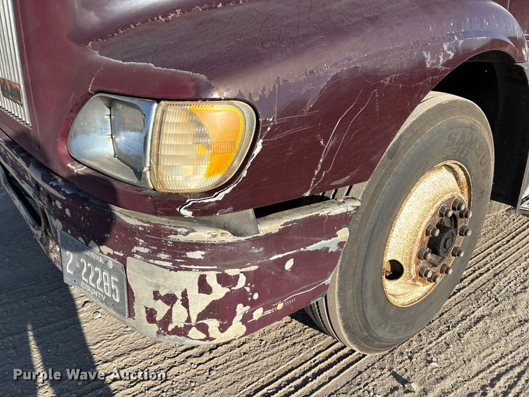 image for item IE9240 1997 International 9200 semi truck