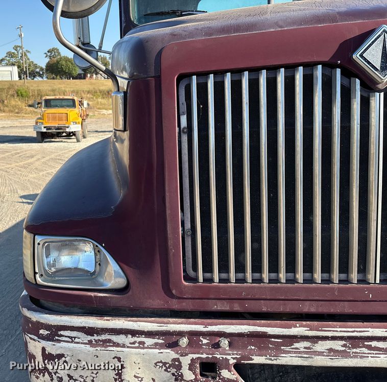 image for item IE9240 1997 International 9200 semi truck