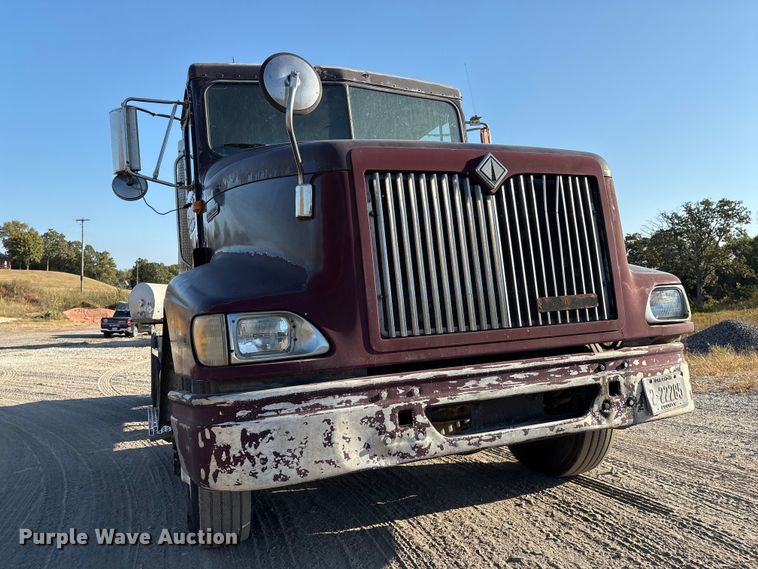 image for item IE9240 1997 International 9200 semi truck