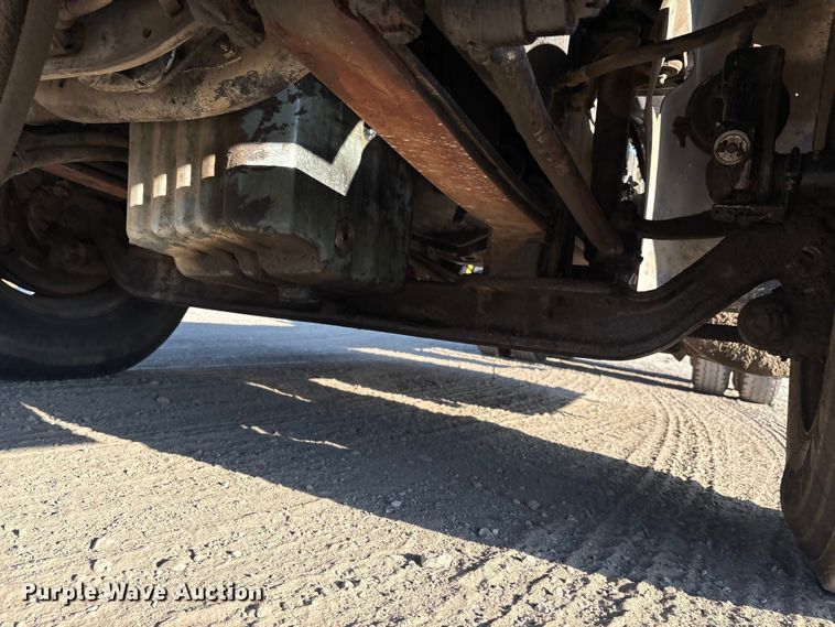 image for item IE9240 1997 International 9200 semi truck