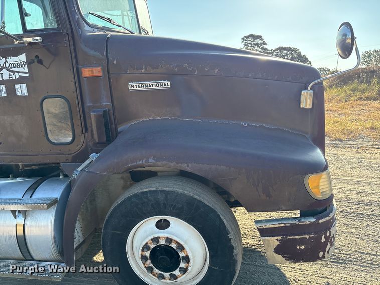 image for item IE9240 1997 International 9200 semi truck