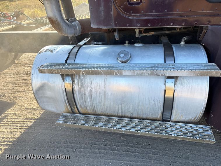 image for item IE9240 1997 International 9200 semi truck