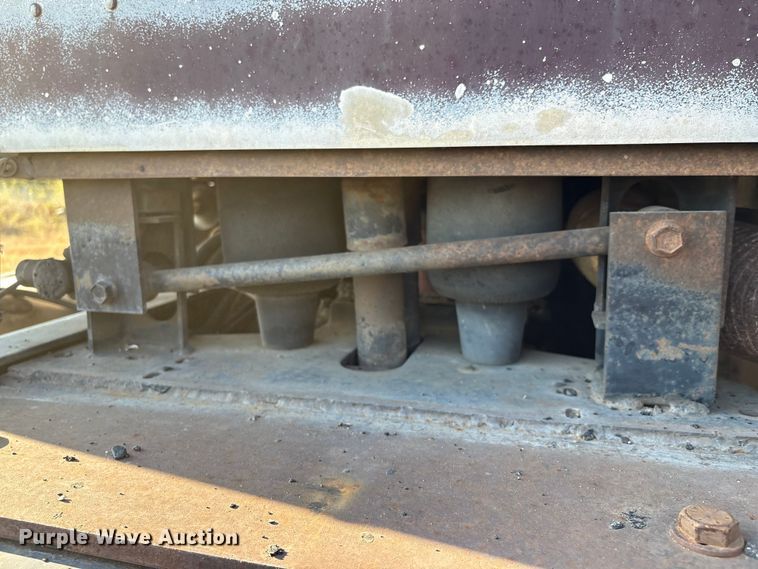 image for item IE9240 1997 International 9200 semi truck